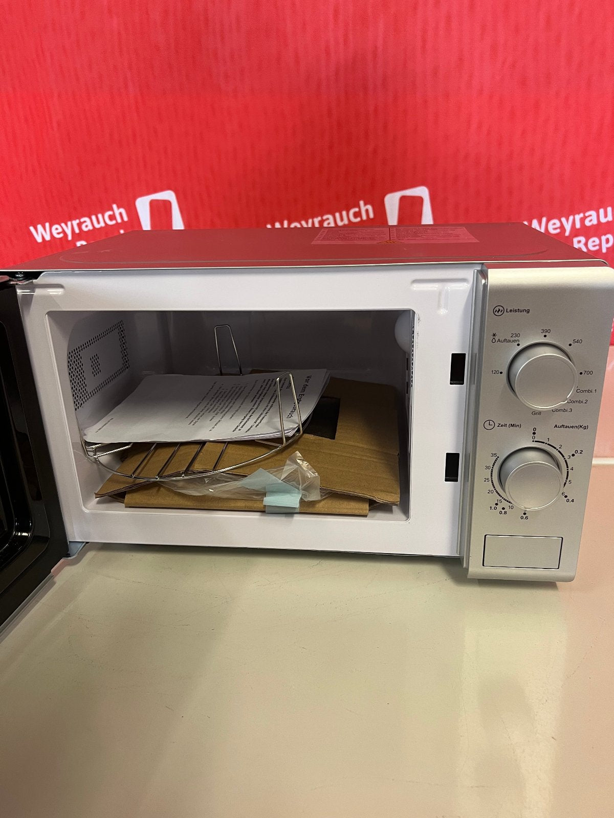 exquisit MW 900-030 G Mikrowelle mit Grill, Silber, 700 W – geprüfte B-Ware